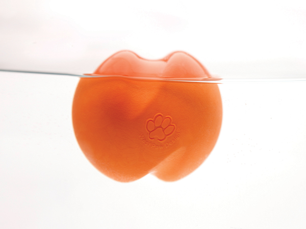 Orange Jive Ball schwimmt im Wasser